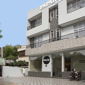 Super Oyo Capital O 92066 Papakoel Hotel & Cafe